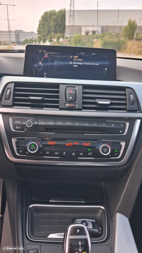 BMW 320 d Auto Line Luxury - 28