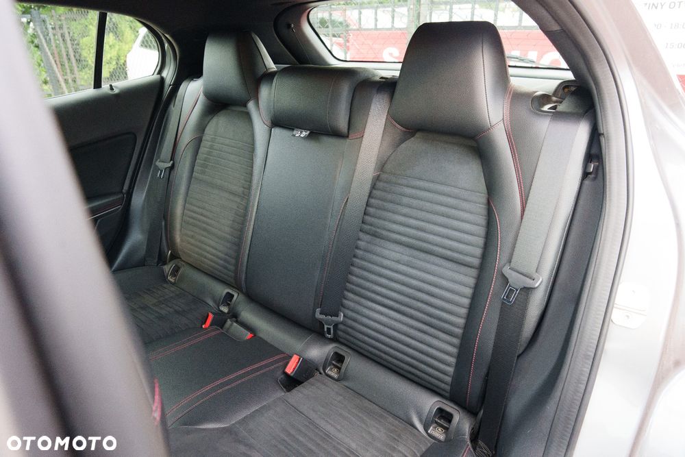 Mercedes-Benz GLA 180 7G-DCT AMG Line - 13