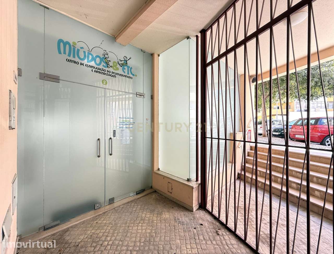 Espaço comercial com montras panorâmicas - Penha, Faro - Grande imagem: 4/18