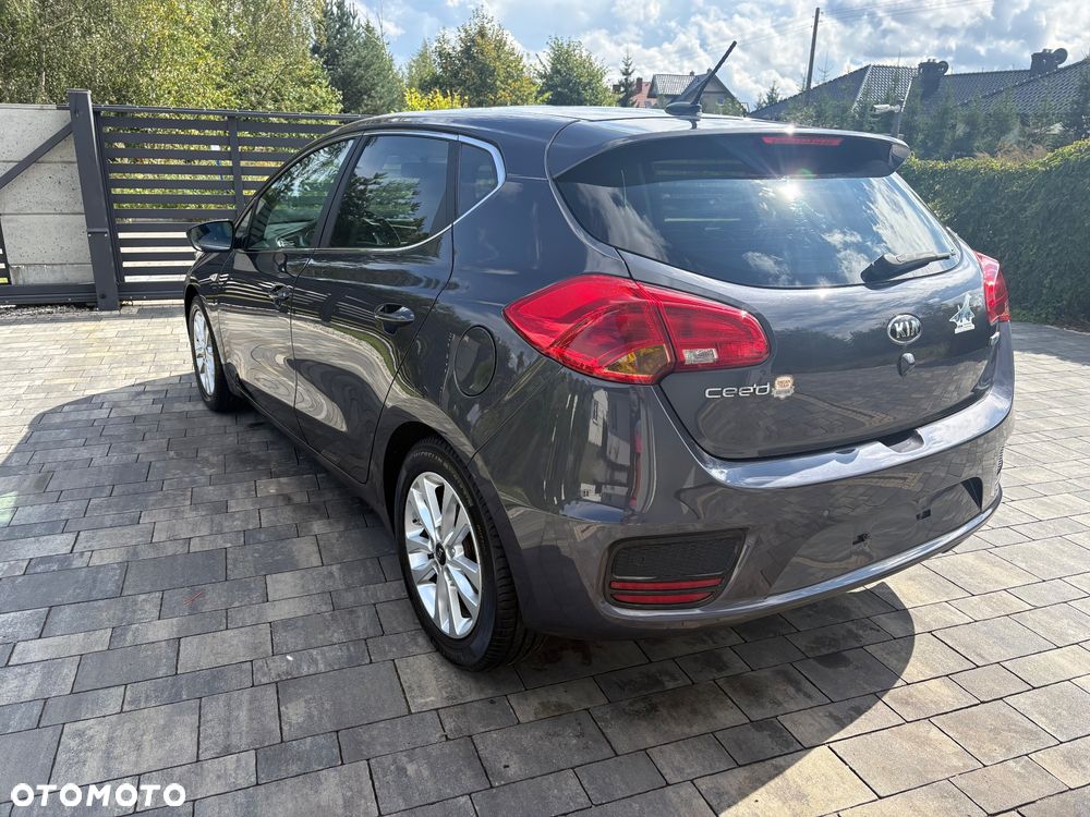 Kia Ceed 1.6 CRDi 136 ISG Dream Team Edition - 4