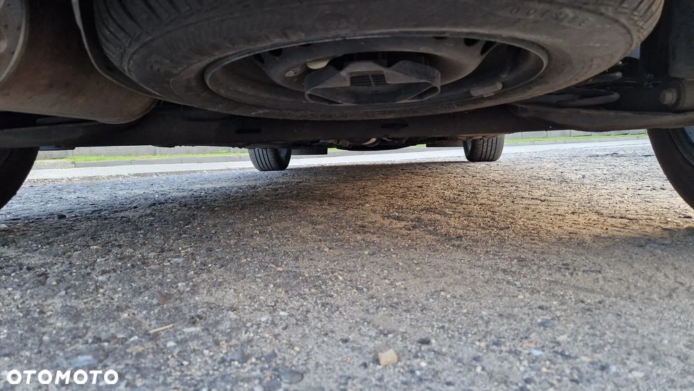 Renault Clio 1.2 16V 75 Expression - 8