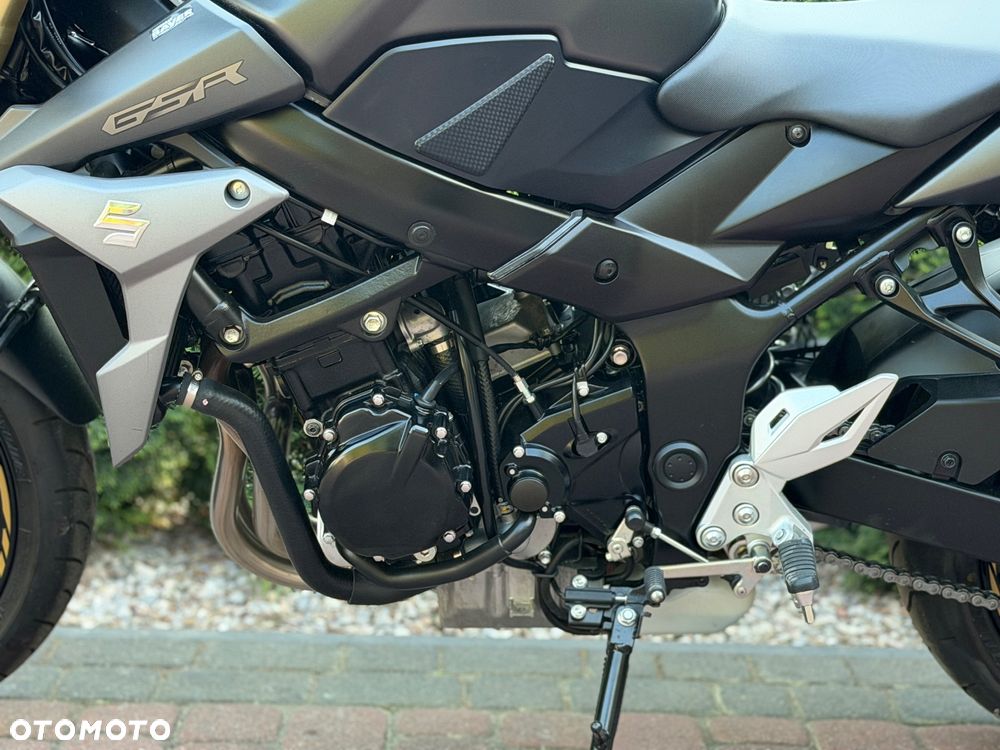 Suzuki GSR - 16