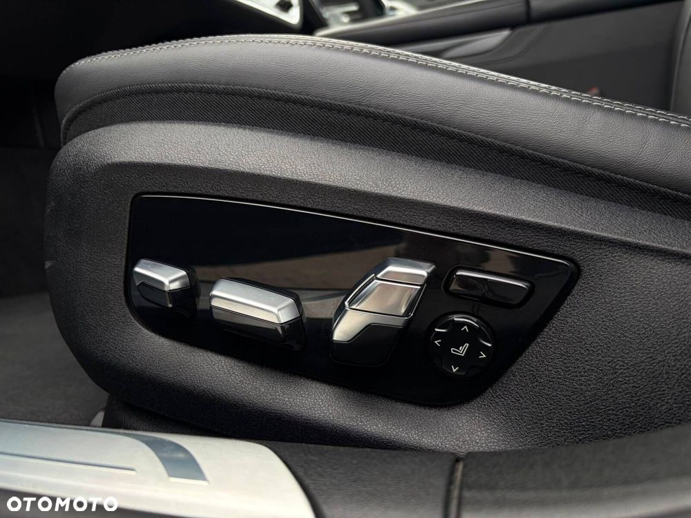 BMW Seria 7 750i xDrive sport - 29
