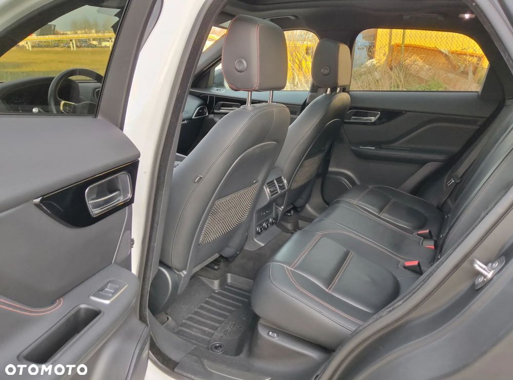 Jaguar F-Pace 2.0 i4P AWD R-Sport - 16