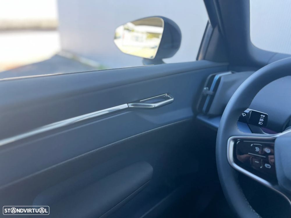 Volvo EX30 69 kWh Single Motor Extended Range Black Edition - 16