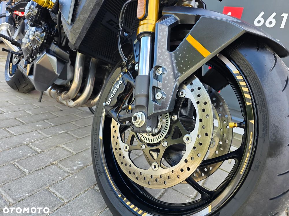 Suzuki GSX - 32