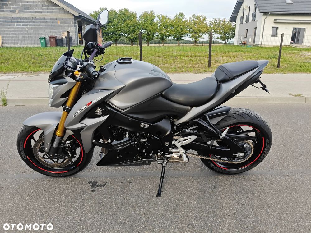 Suzuki GSX - 16