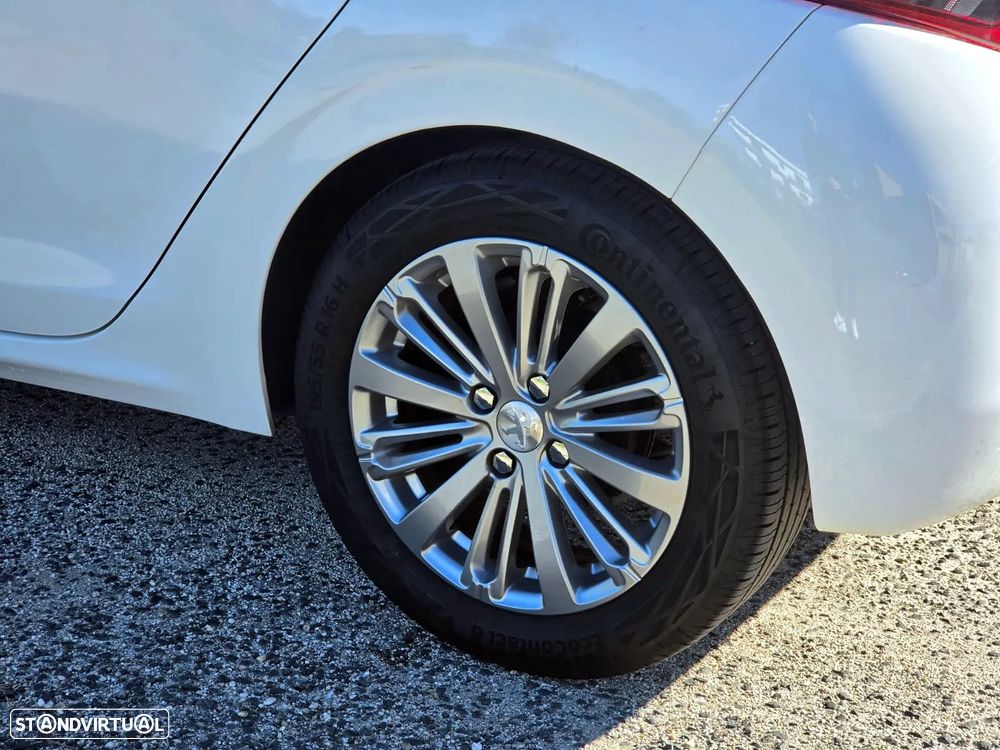 Peugeot 208 1.2 PureTech Style - 18