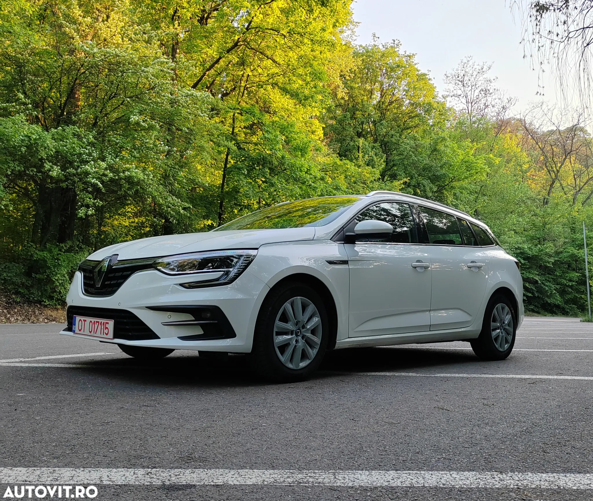 Renault Megane Grandtour E-TECH Plug-in 160 BUSINESS EDITION - 9