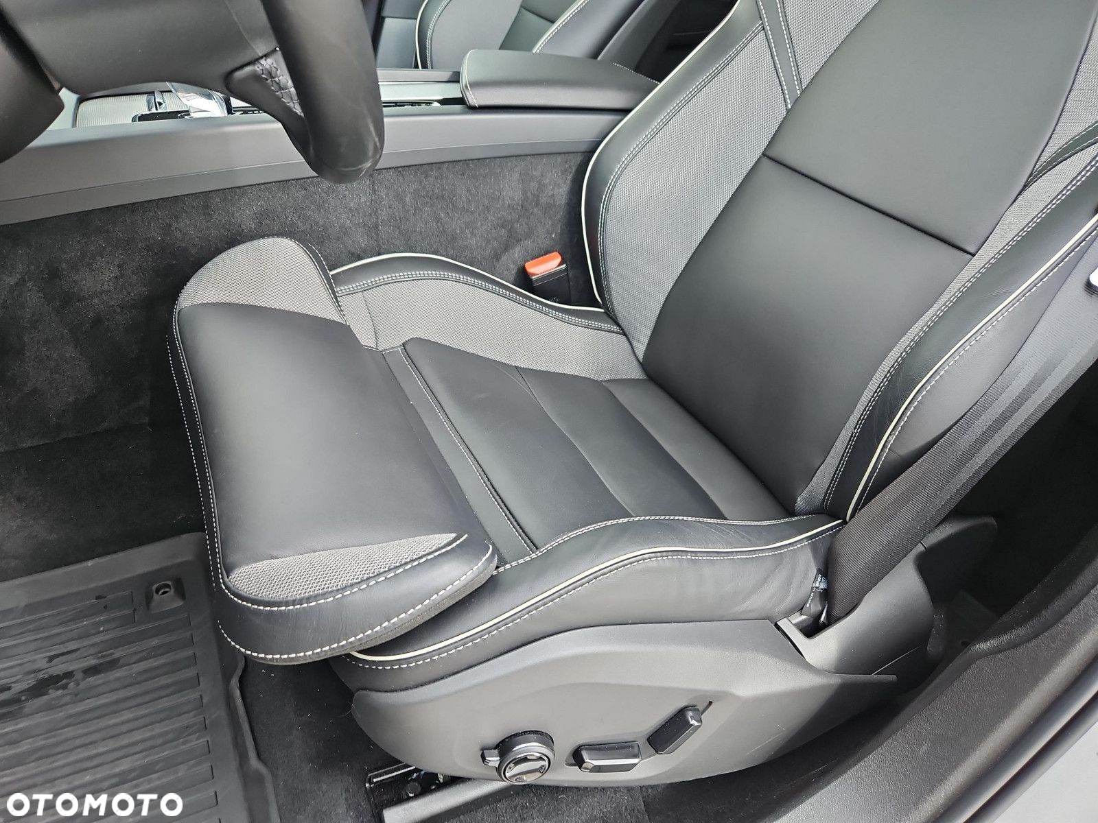 Volvo XC 60 B4 B Plus Dark - 16