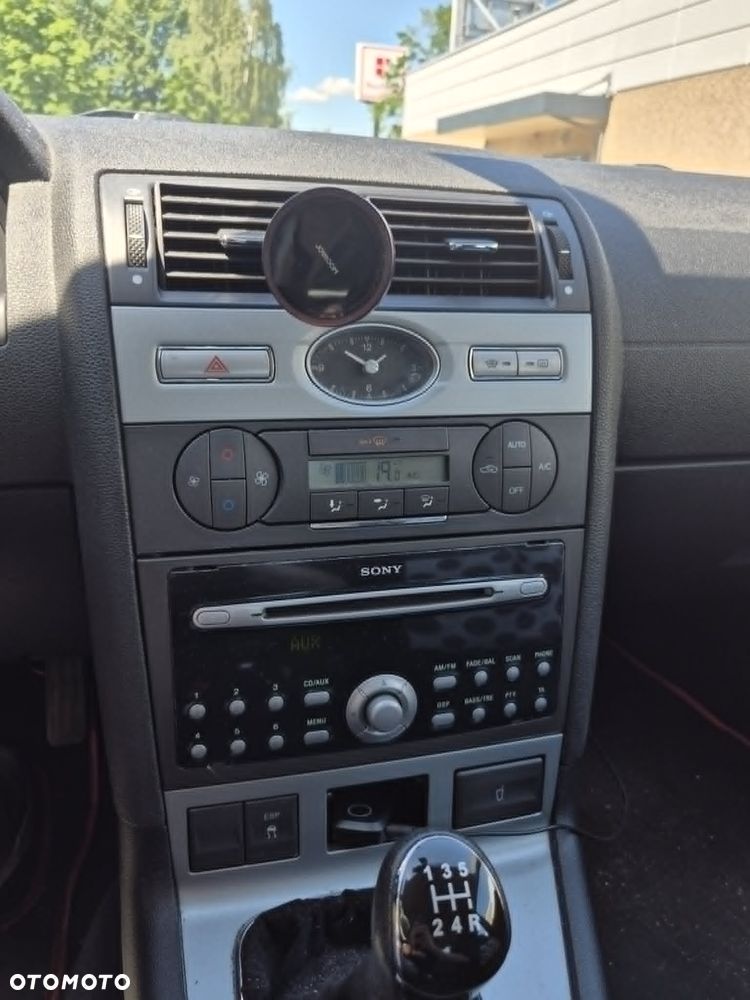 Ford Mondeo 2.0 Ghia - 10