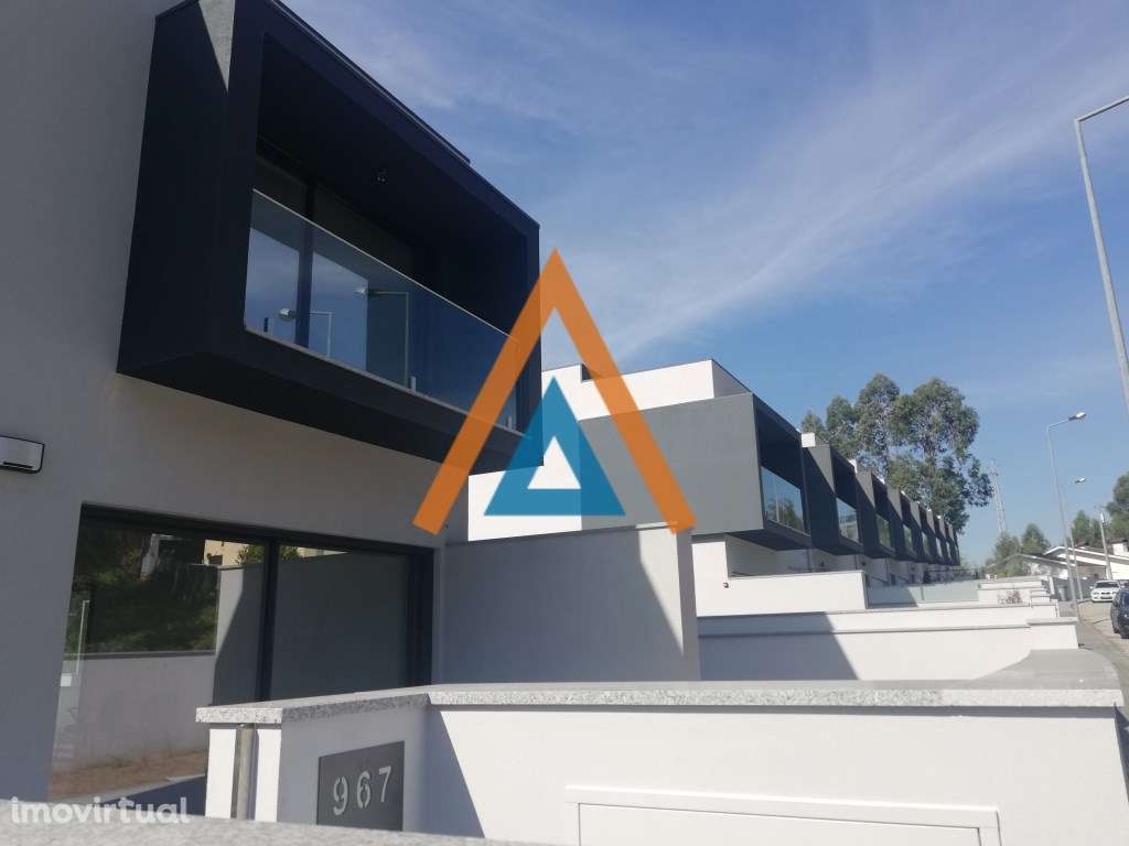 Moradia T3 em banda - Lobão - Grande imagem: 2/44