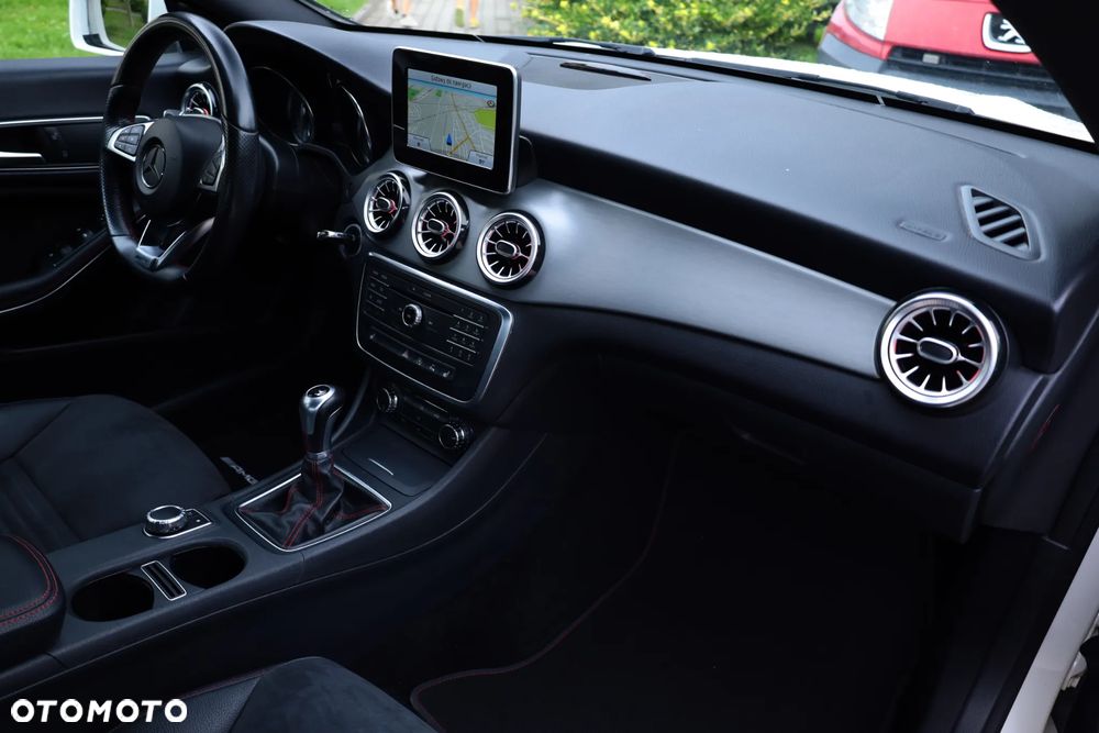 Mercedes-Benz CLA 180 AMG Line - 31