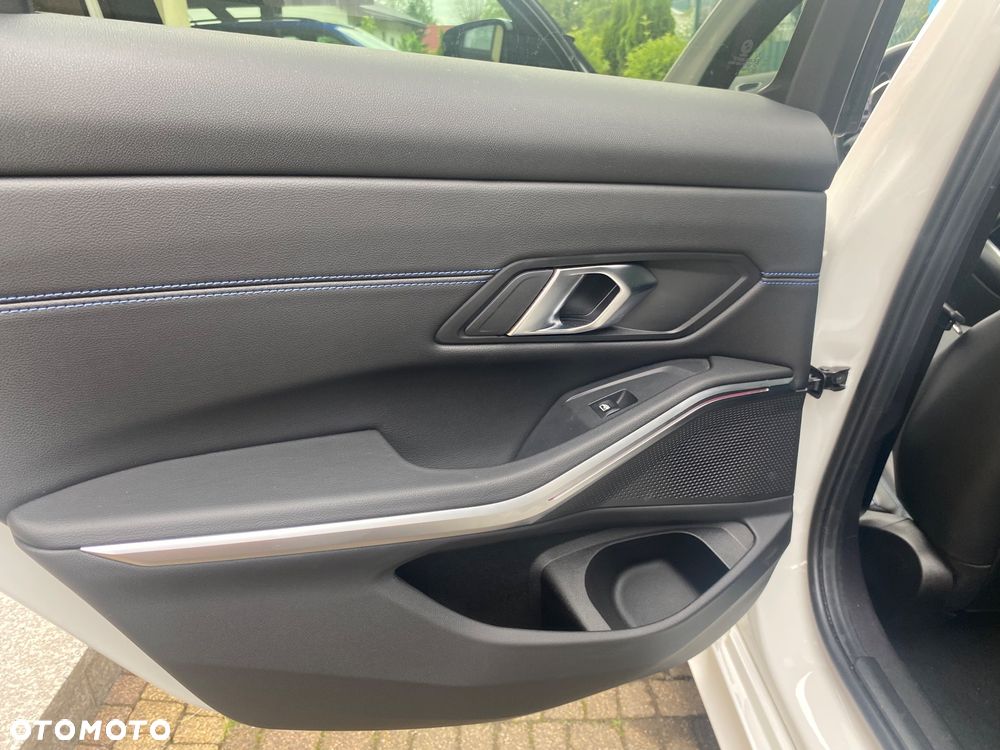 BMW Seria 3 320i xDrive M Sport - 30