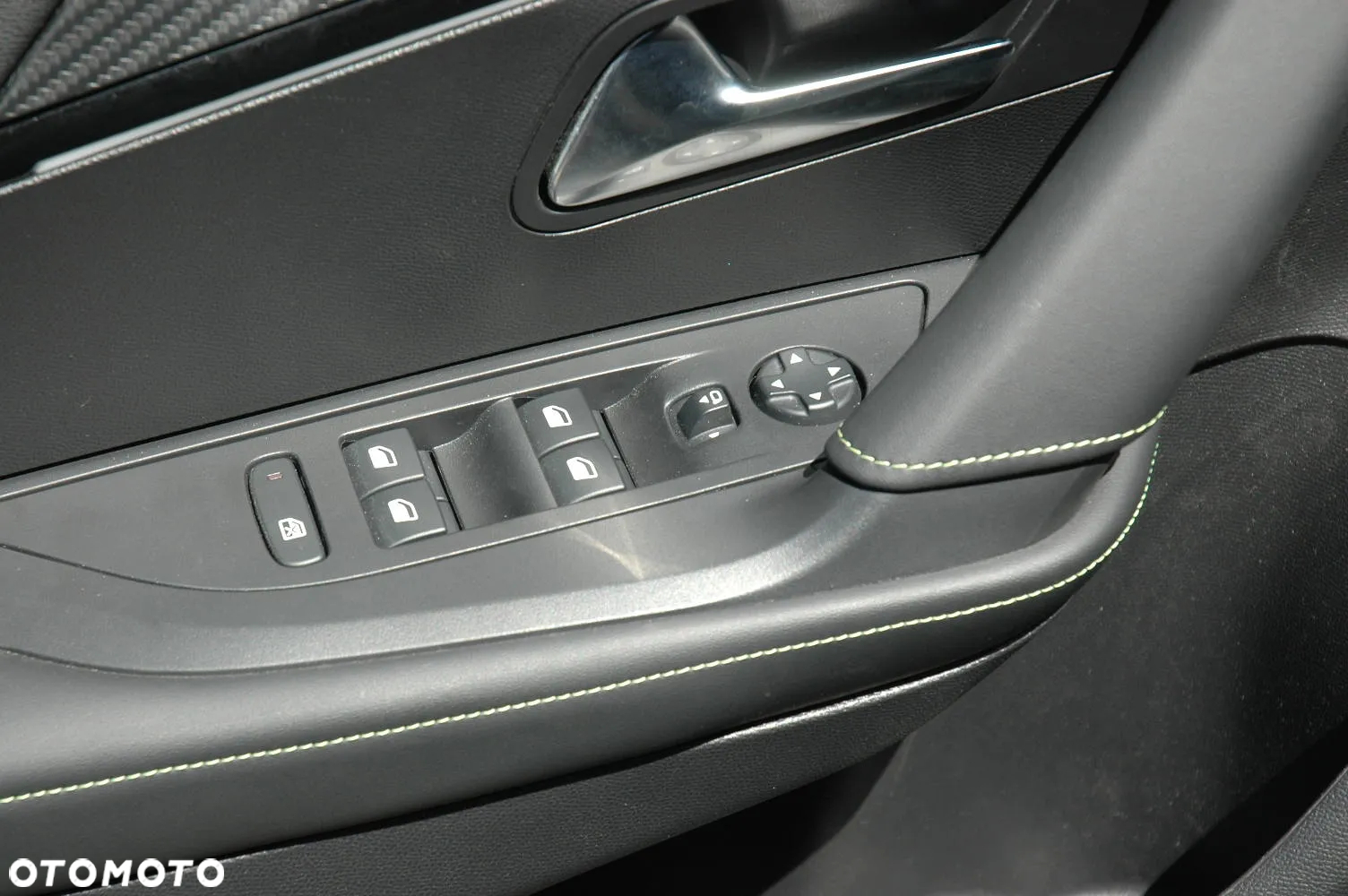 Peugeot 2008 PureTech mHEV GT e-DCS6 - 11