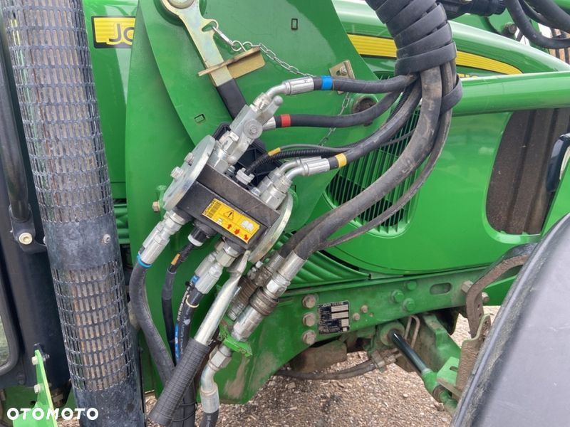 John Deere 5100 R Ciągnik z ładowarką czołową - 5