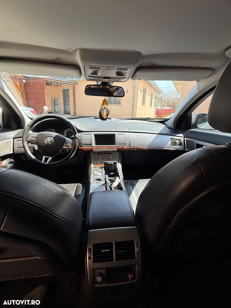 Jaguar XF 2.7D Luxury - 10