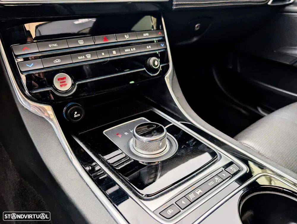 Jaguar XE - 12