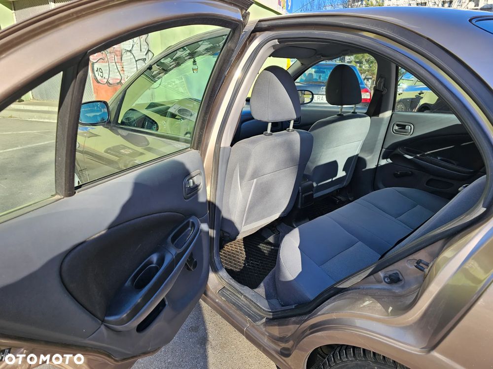Nissan Almera - 10