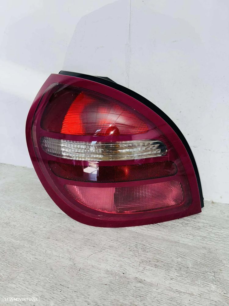 Farolim Trás Esquerdo Nissan Almera - 2000 / 2003 - 1