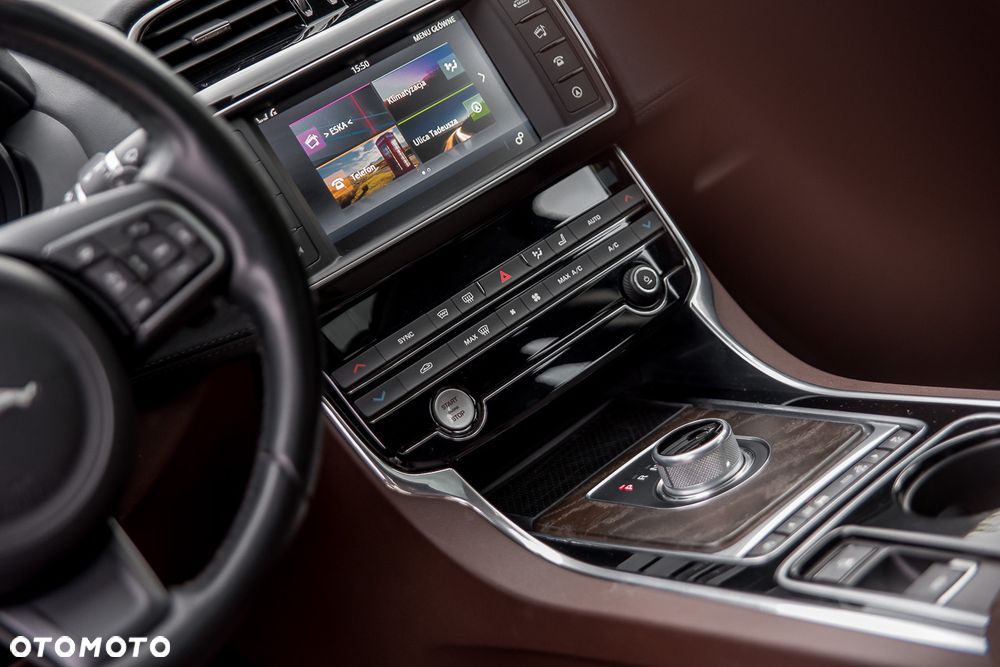 Jaguar XE 2.0 T Prestige - 17