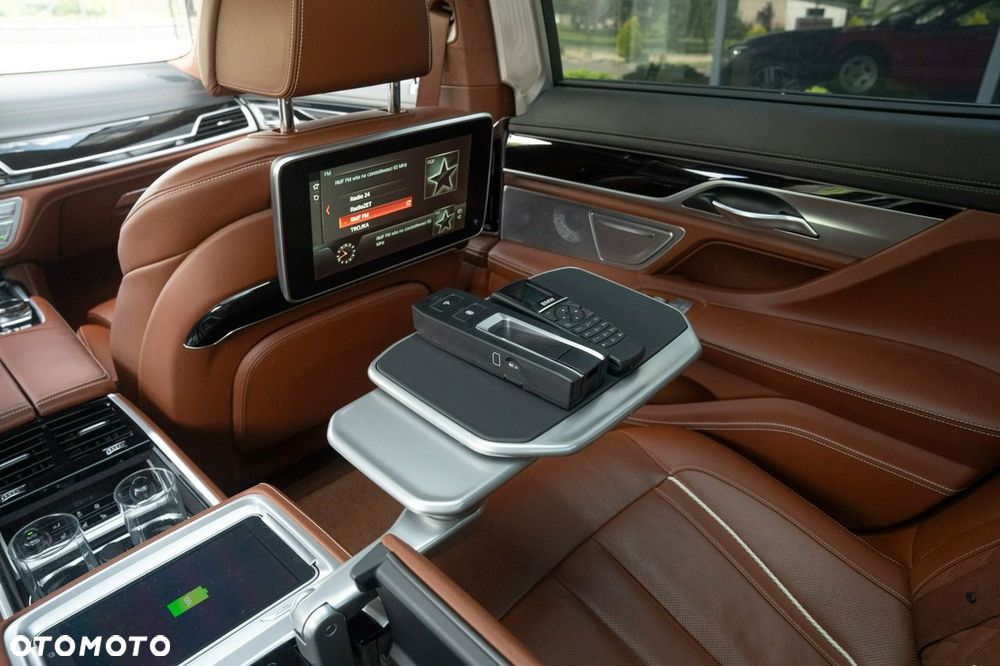 BMW Seria 7 M760Li xDrive - 28