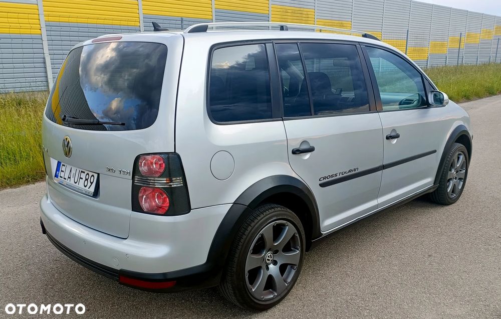 Volkswagen Touran 2.0 TDI DPF DSG Cross - 5