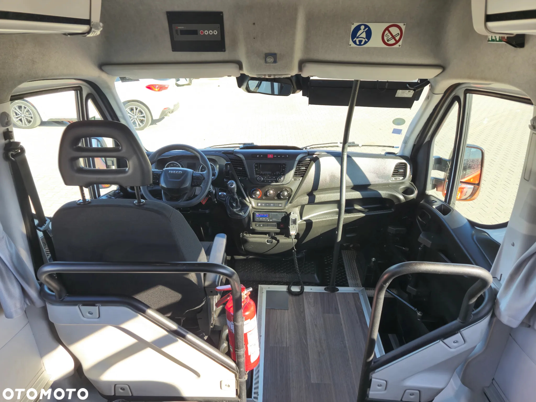 Iveco DAILY 65C18 / SPROWADZONE / 23 MIEJSCA/ KLIMATYZACJA/ WINDA DLA OSÓB NIEPEŁNOSPRAWNYCH - 28