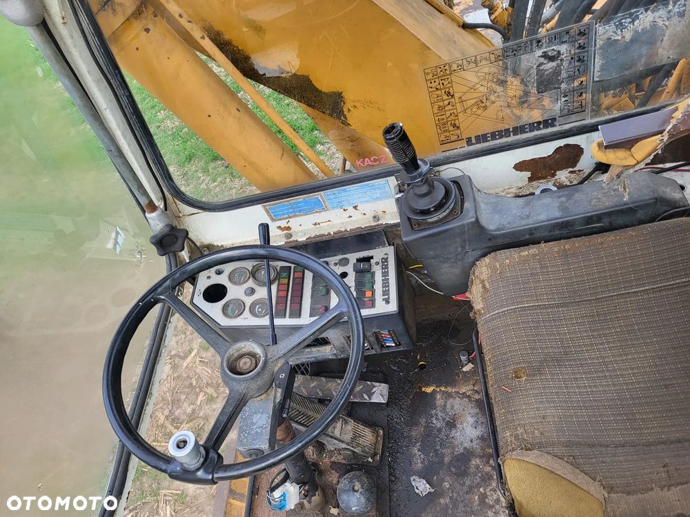 Liebherr A900 - 1