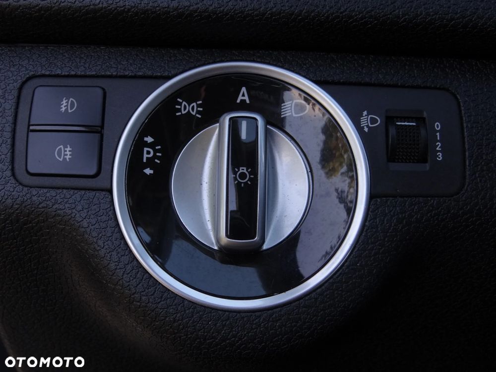 Mercedes-Benz Klasa C 180 BlueEFFICIENCY 7G-TRONIC Avantgarde - 37