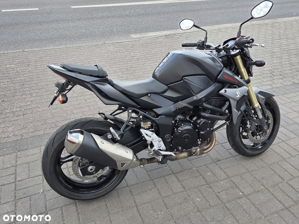 Suzuki GSR - 16