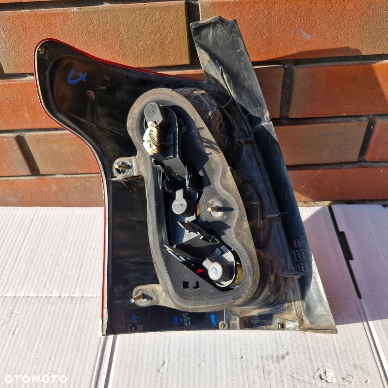 Lampa prawa tylna Toyota Avensis T25 kombi - 6