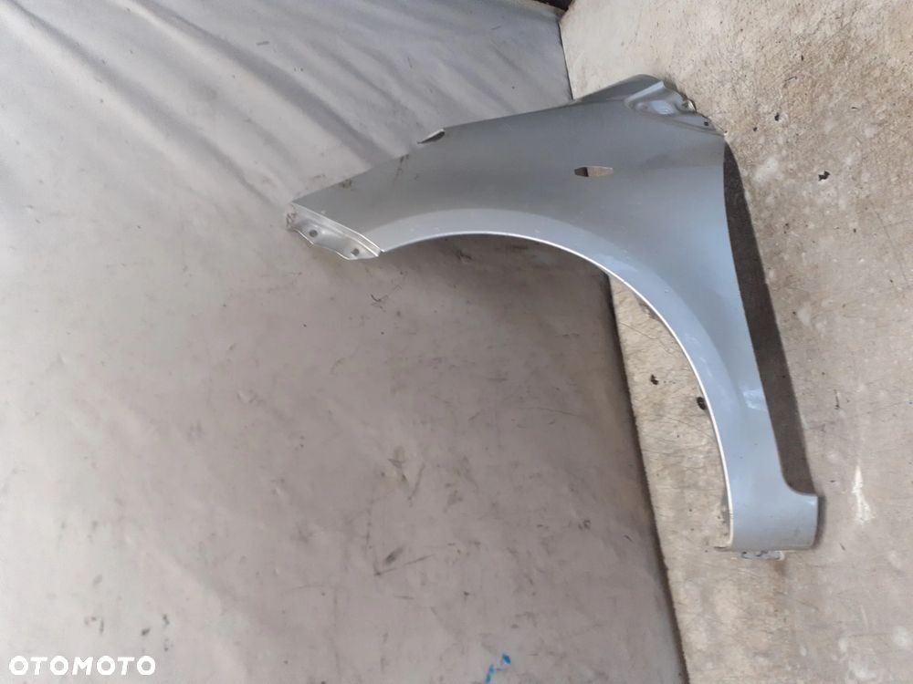 * Błotnik PRZÓD PRZEDNI  LEWY TOYOTA YARIS II 1E7 SREBRNY - 2