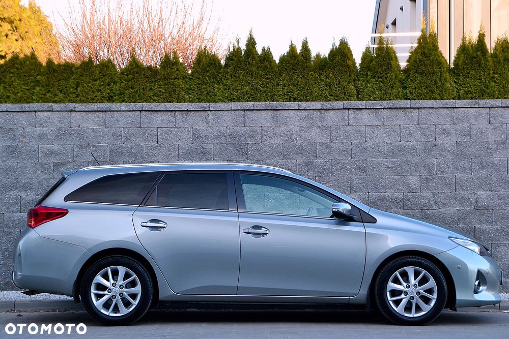 Toyota Auris 1.4 D-4D Premium - 4