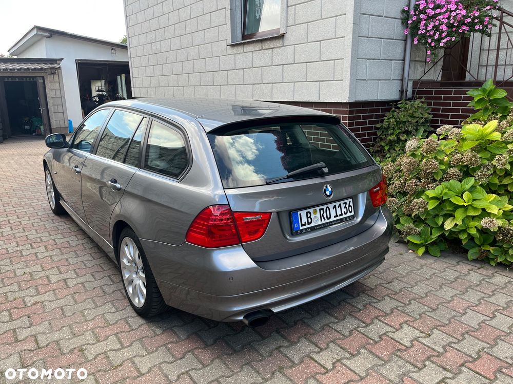 BMW 320I 2009 photo 2