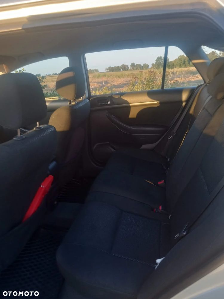 Toyota Avensis 2.0 D-4D Combi - 3