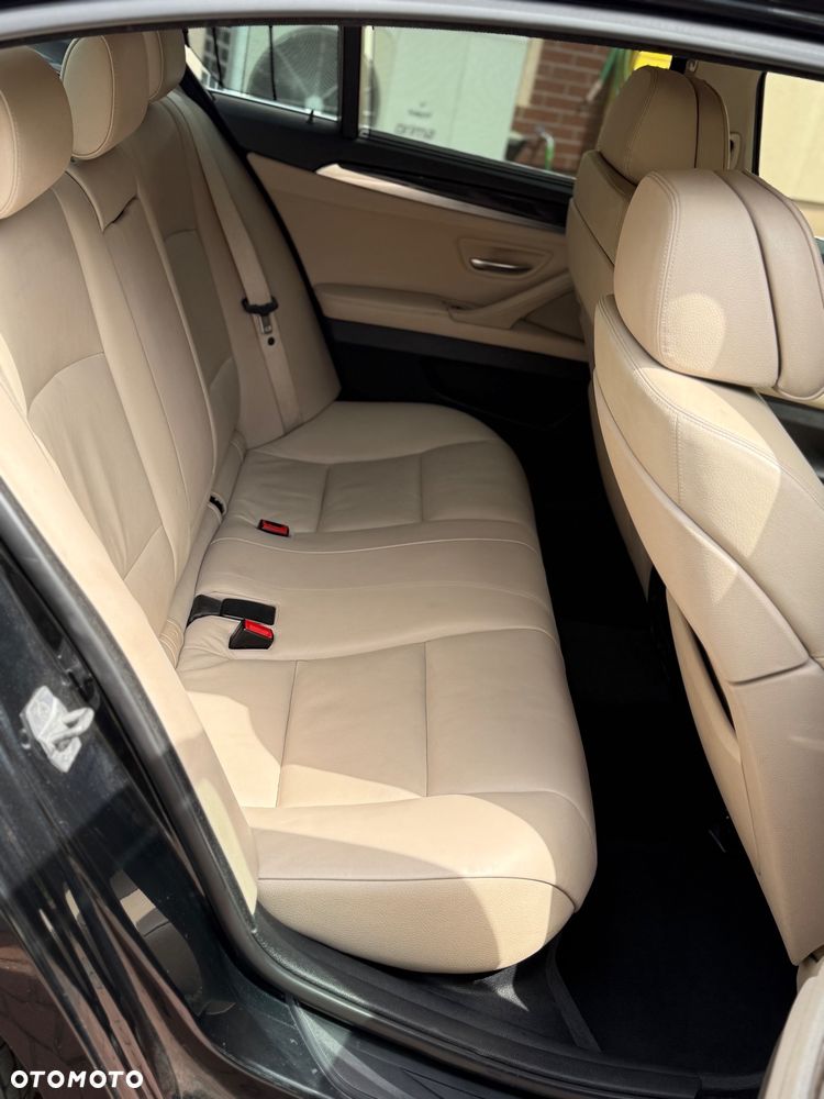 BMW Seria 5 525d xDrive - 14