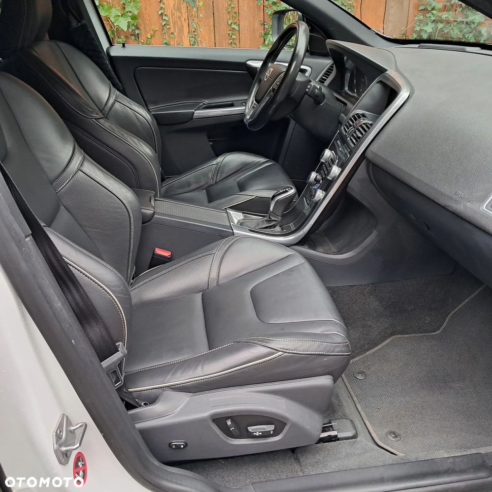Volvo XC 60 D4 R-Design - 9