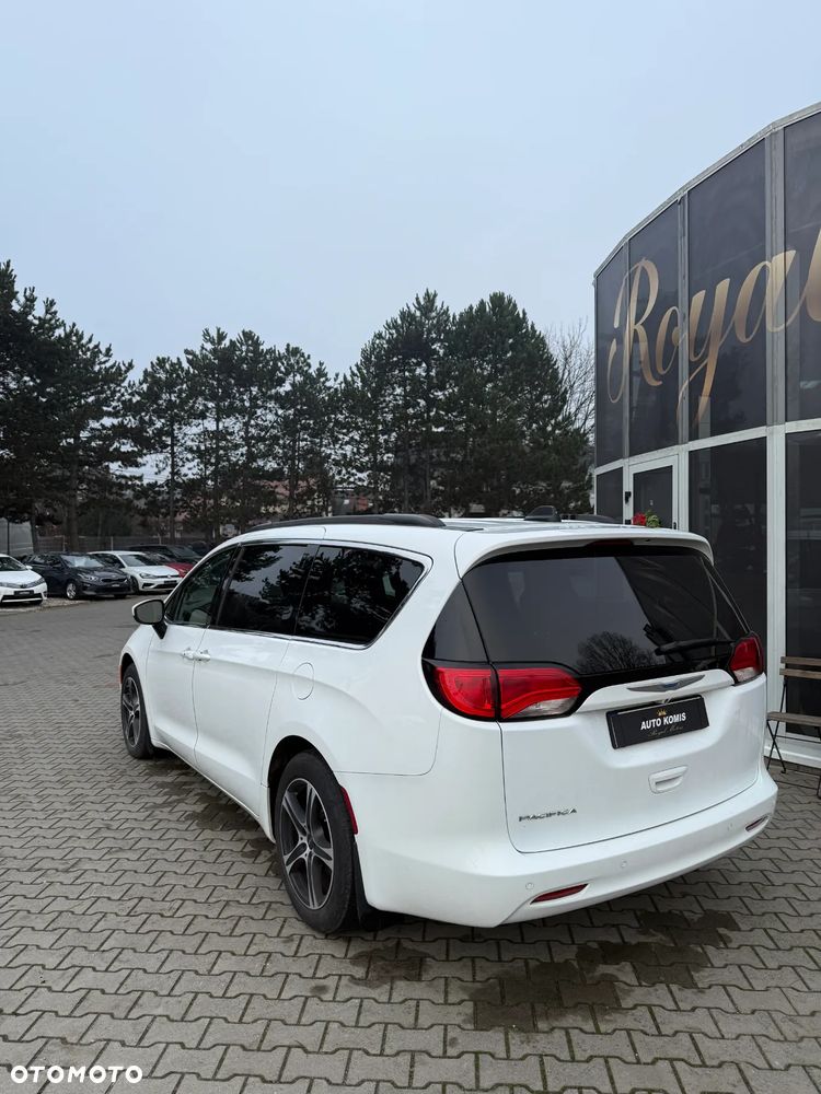 Chrysler Pacifica - 4