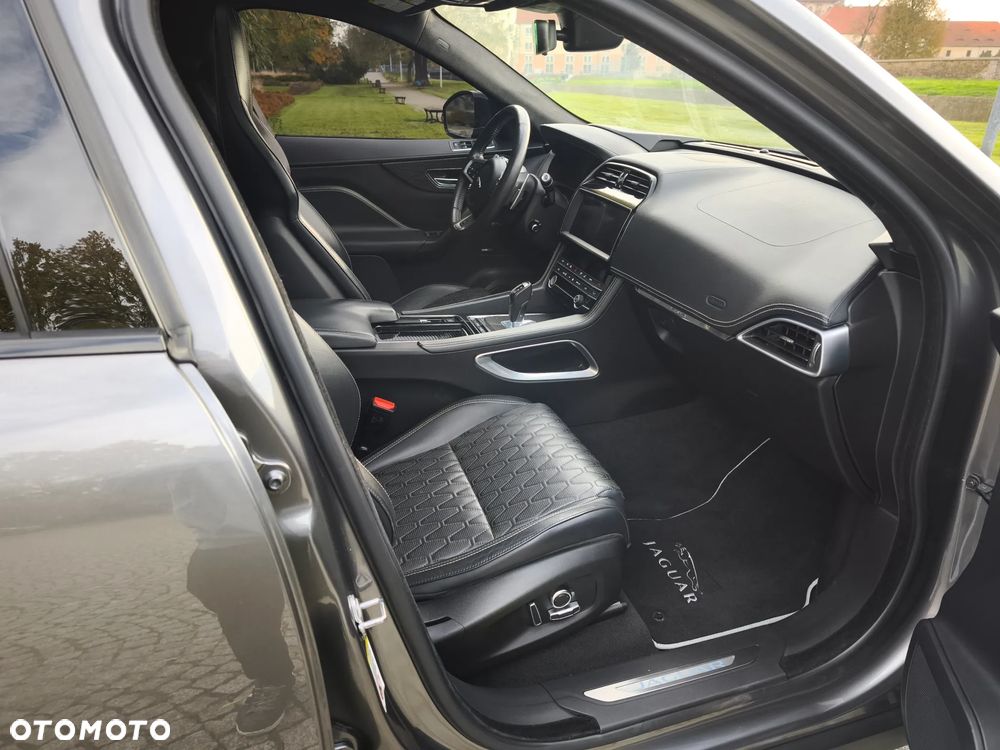 Jaguar F-Pace AWD SVR - 16