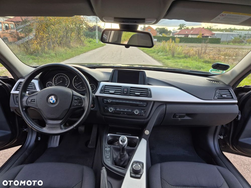 BMW Seria 3 320i - 10