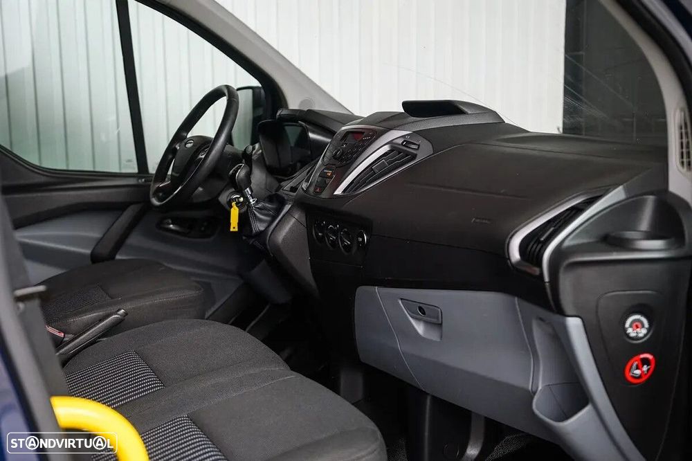Ford Transit Custom Adaptada p/ 3 cadeiras de rodas - 49