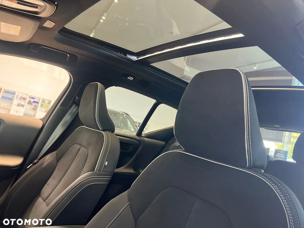 Volvo XC 40 B4 B DKG Ultra Black Edition - 1