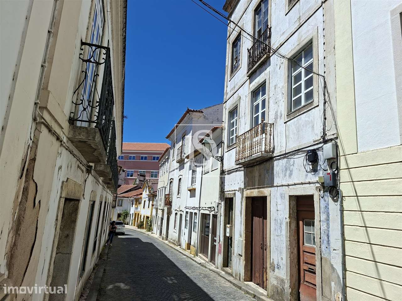 Prédio com projeto para 8 apartamentos - Abrantes - Grande imagem: 2/38