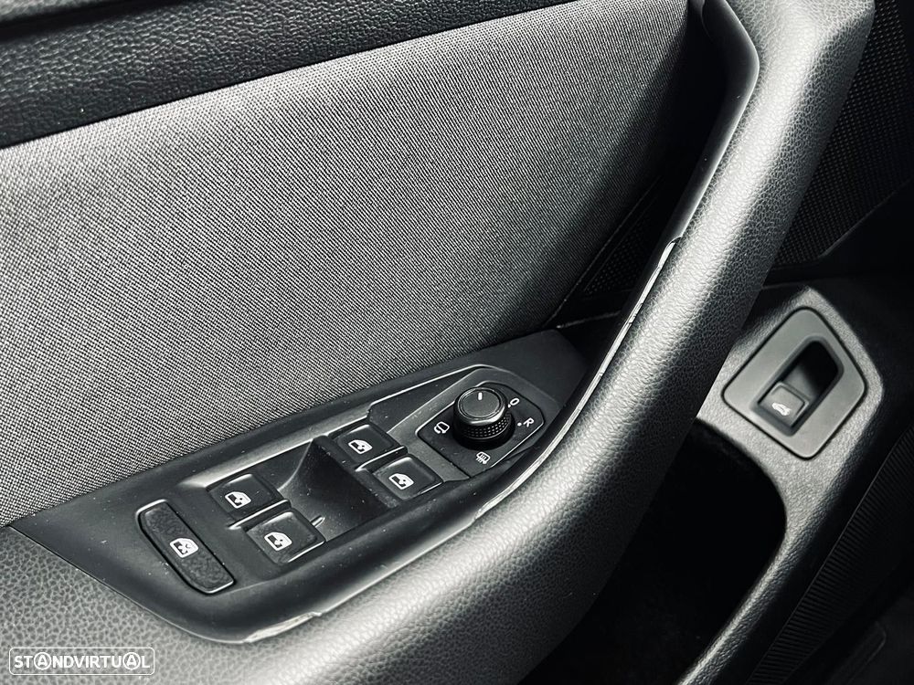 VW Passat 1.6 TDI DSG - 29