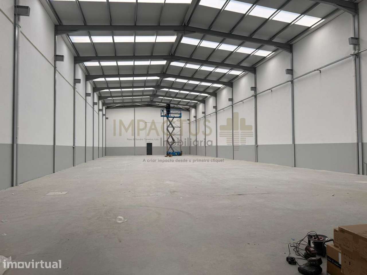 Armazém em Zona Industrial - Grande imagem: 2/9