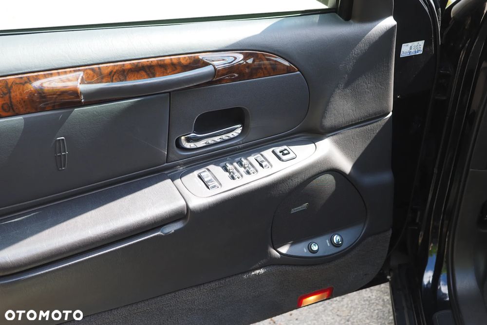 Lincoln Town Car - 10