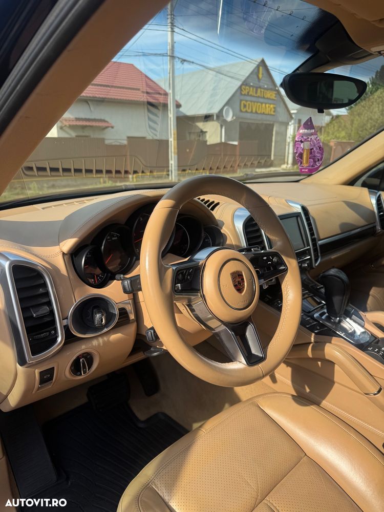 Porsche Cayenne 3.0 L V6 - 8