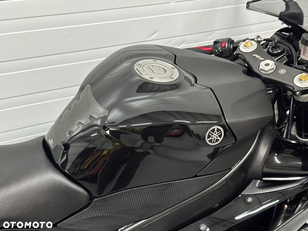 Yamaha R1 - 9
