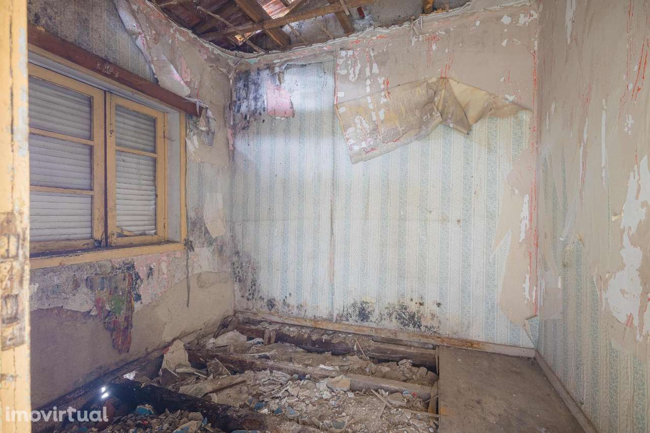 Moradia T2 para Restauro – Oportunidade Única no Coração de... - Grande imagem: 3/24